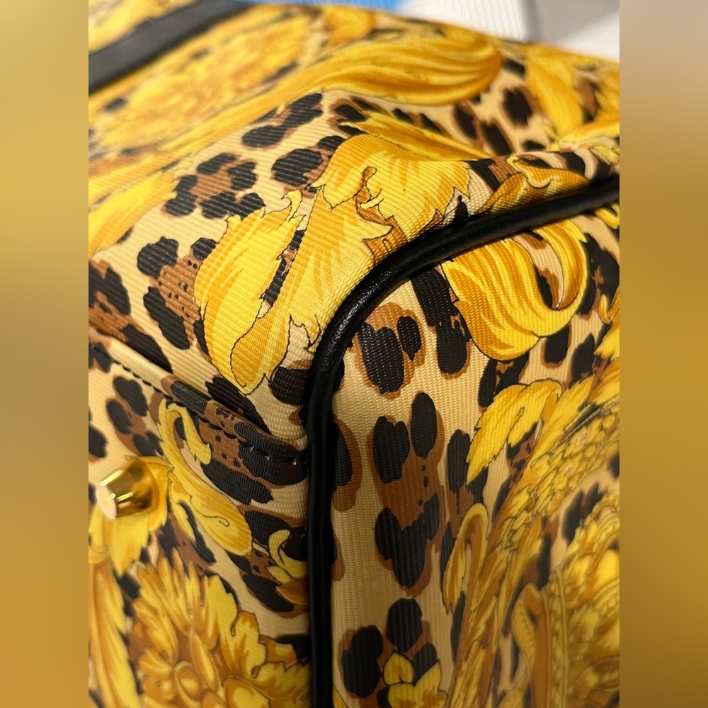 ⭐️SOLD⭐️ VERSACE DUFFLE BAG - Picture 14 of 16